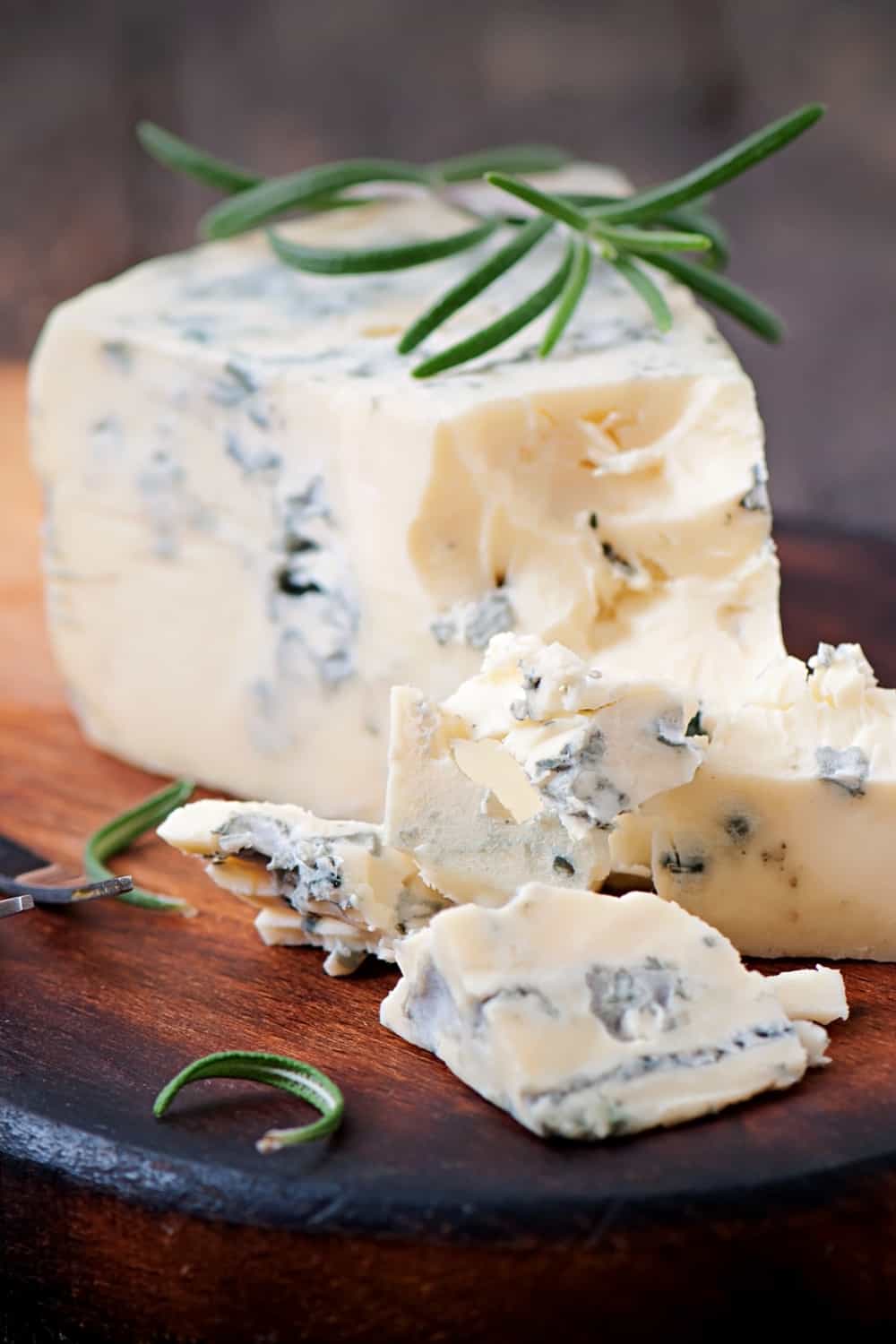 What does gorgonzola dolce look and taste like