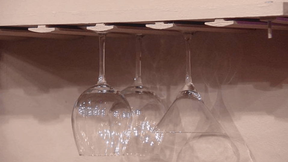 Visste Du At DU KAN DIY En Hengende Vin Glass Rack Med Gulv Molding