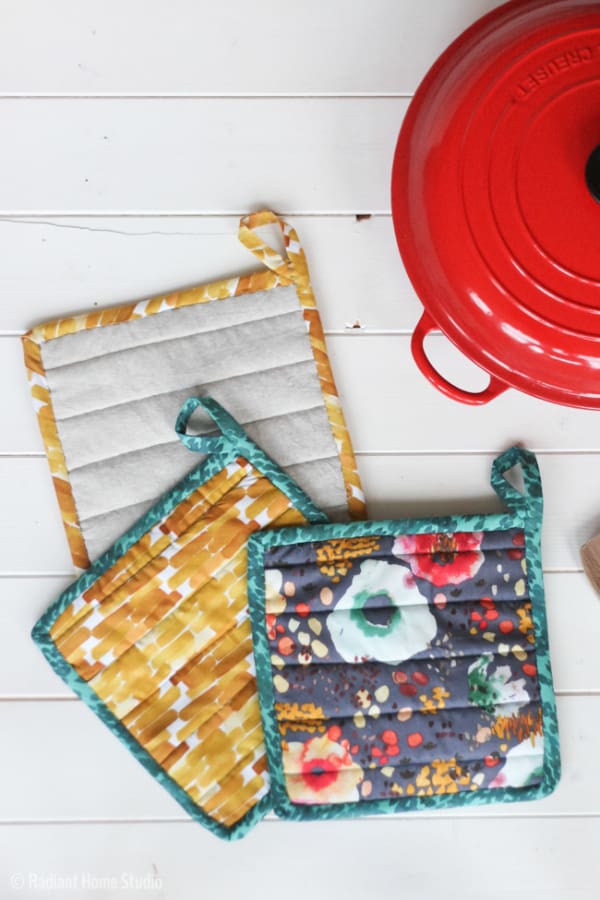 LEARN HOW TO SEW A SIMPLE POTHOLDER FOR YOUR KITCHEN