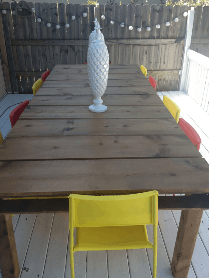 DIY OUTDOOR DINING TABLE FROM WOOD PALLETS