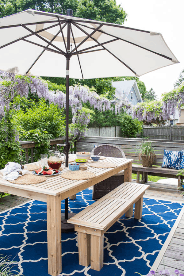 HOW TO BUILD AN OUTDOOR DINING TABLE