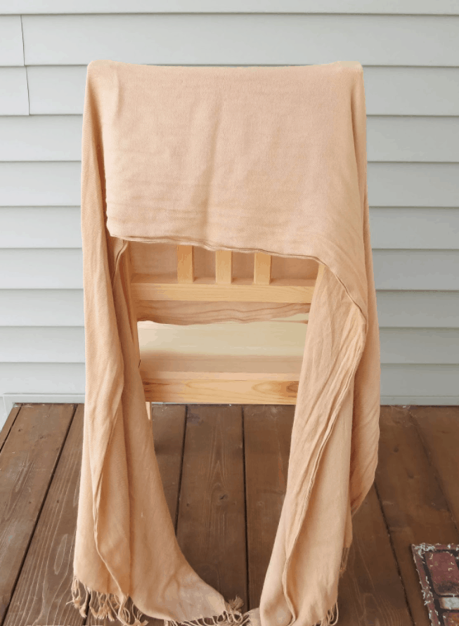 Comment décorer des chaises avec des écharpes!