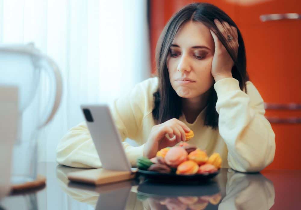 Stress and Snacks: How to Avoid Overeating During Sessions